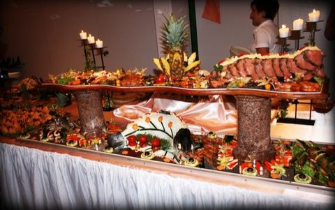 Langer Buffettisch mit warmen und kalten Speisen